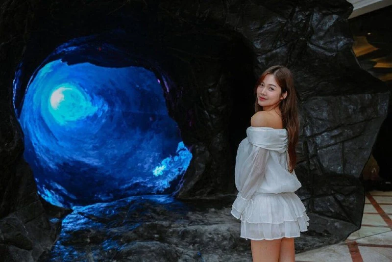Khách Tây "biến mất" giữa hang động ánh sáng ở Bà Nà Hills, bên trong ảo đến mức nào? Khách Tây "biến mất" giữa hang động ánh sáng ở Bà Nà Hills, bên trong ảo đến mức nào?