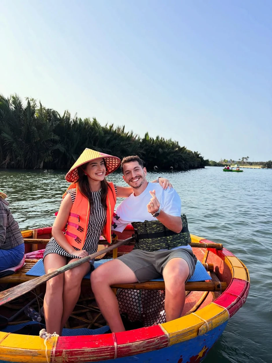 Khách Tây xếp hàng trải nghiệm "miền Tây giữa lòng phố cổ": Bộ môn thuyền thúng hot nhất hè này