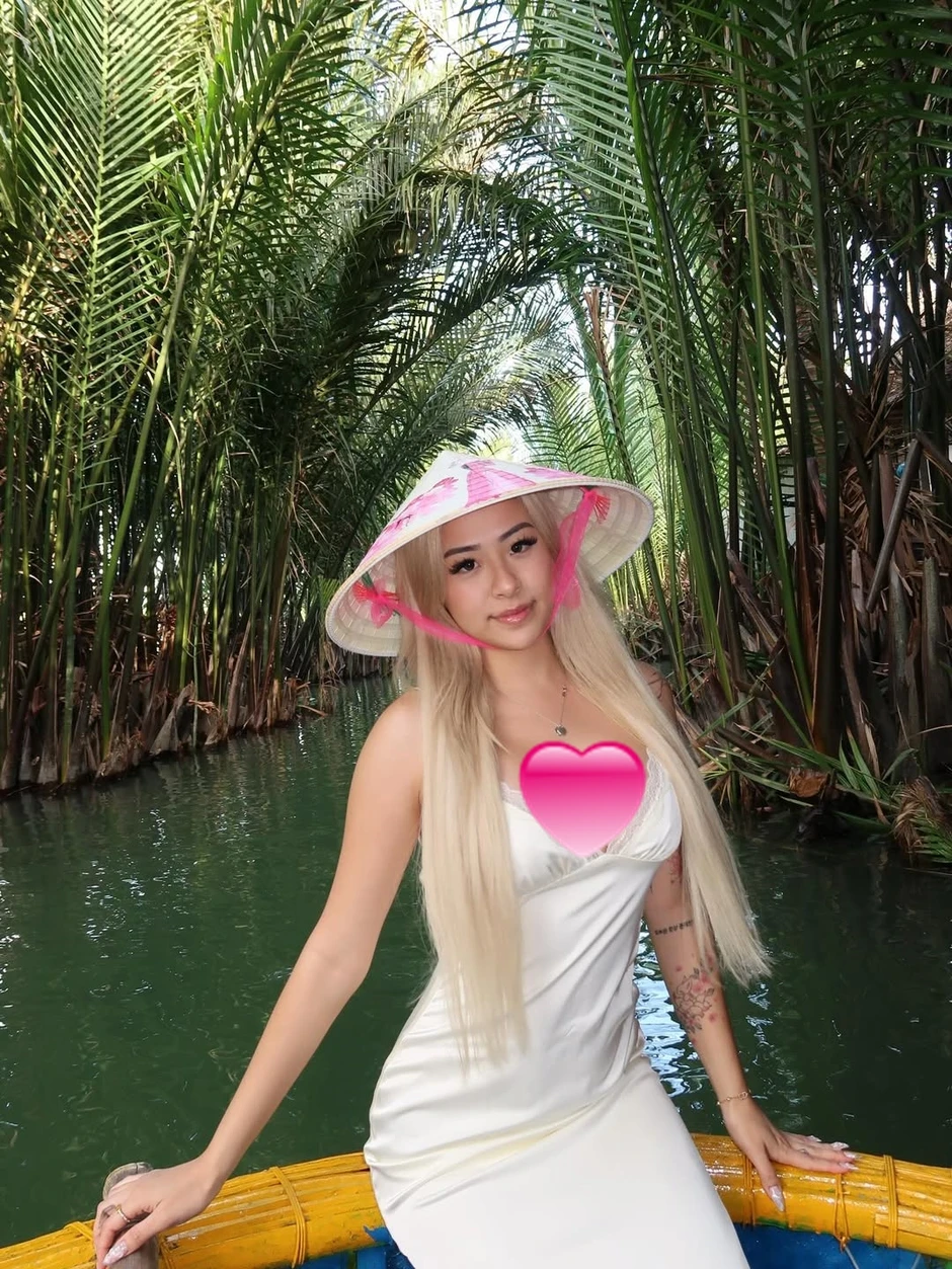 Khách Tây xếp hàng trải nghiệm "miền Tây giữa lòng phố cổ": Bộ môn thuyền thúng hot nhất hè này