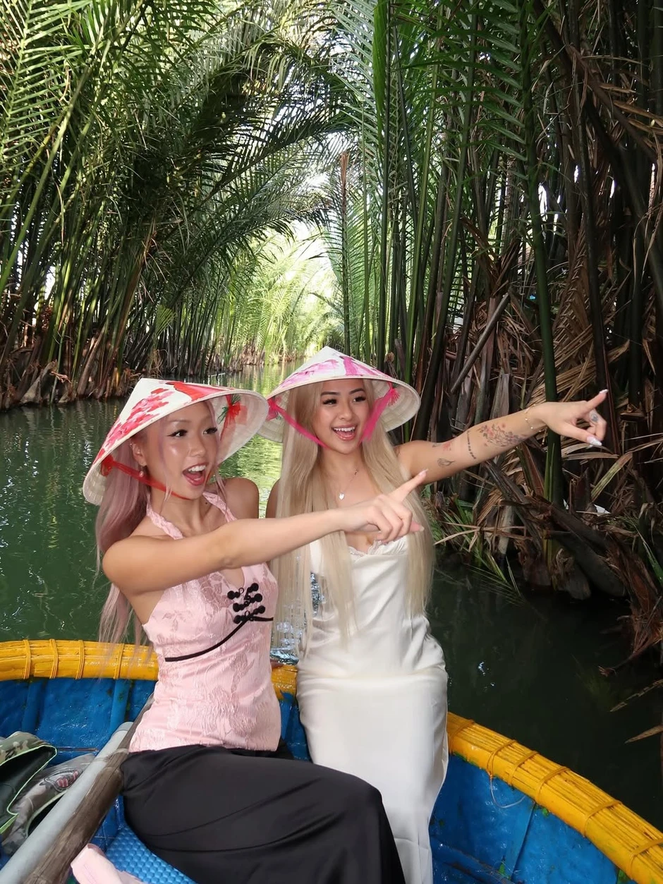 Khách Tây xếp hàng trải nghiệm "miền Tây giữa lòng phố cổ": Bộ môn thuyền thúng hot nhất hè này