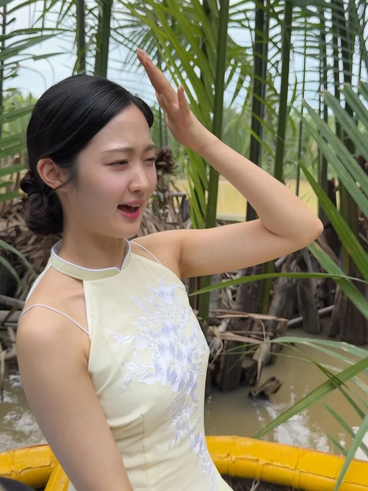 Khách Tây xếp hàng trải nghiệm "miền Tây giữa lòng phố cổ": Bộ môn thuyền thúng hot nhất hè này