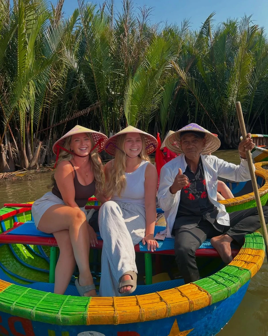 Khách Tây xếp hàng trải nghiệm "miền Tây giữa lòng phố cổ": Bộ môn thuyền thúng hot nhất hè này