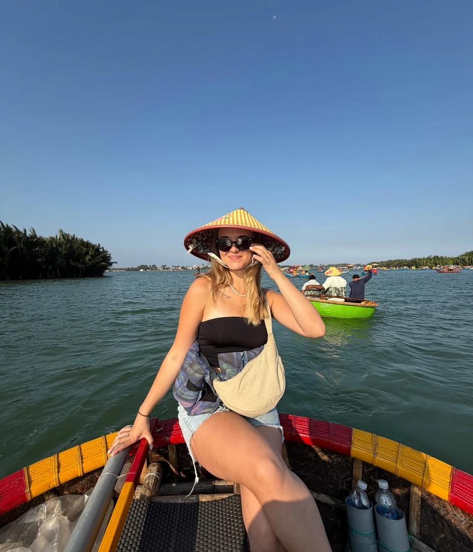 Khách Tây xếp hàng trải nghiệm "miền Tây giữa lòng phố cổ": Bộ môn thuyền thúng hot nhất hè này