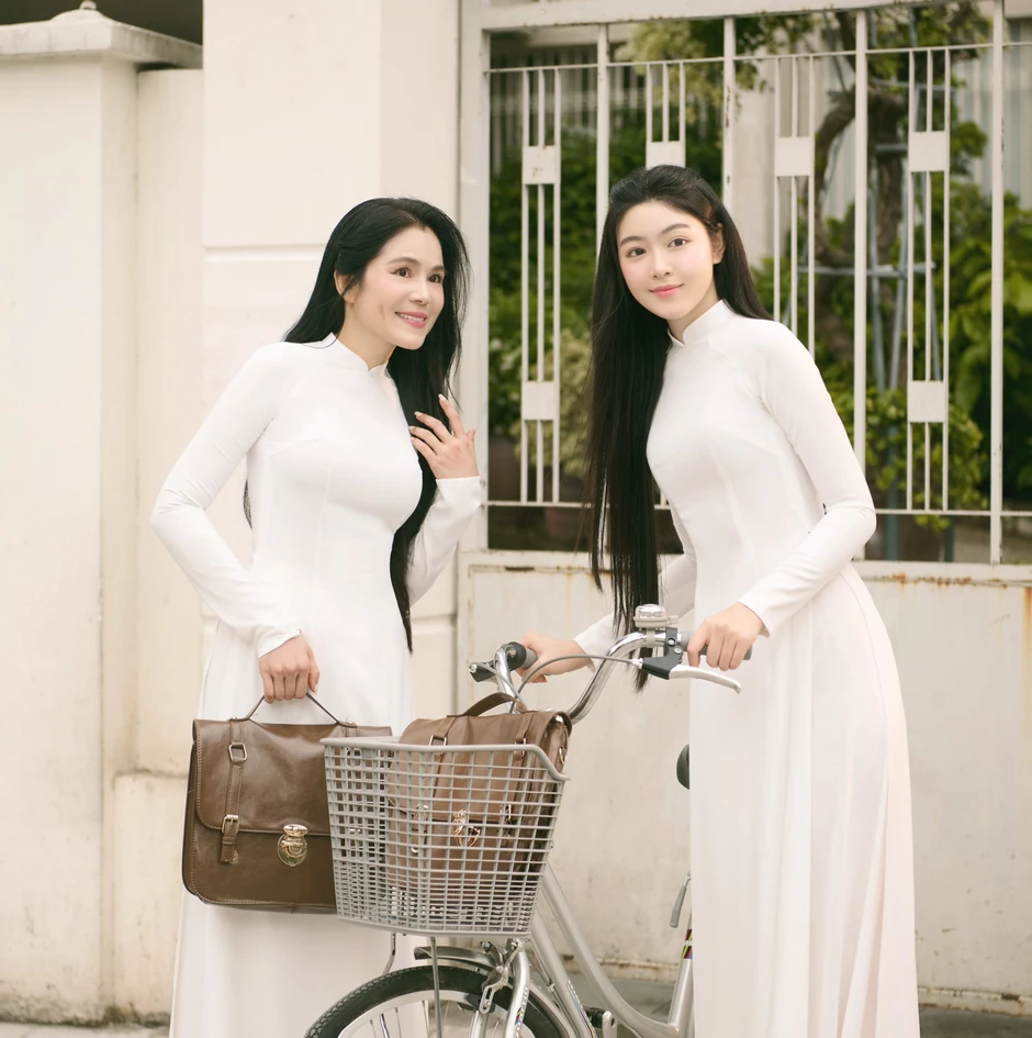 Khách Tây xếp hàng xem Lọ Lem chụp ảnh, về nước kể "ở Việt Nam cứ đi vài bước là gặp tiên nữ" Khách Tây xếp hàng xem Lọ Lem chụp ảnh, về nước kể "ở Việt Nam cứ đi vài bước là gặp tiên nữ"