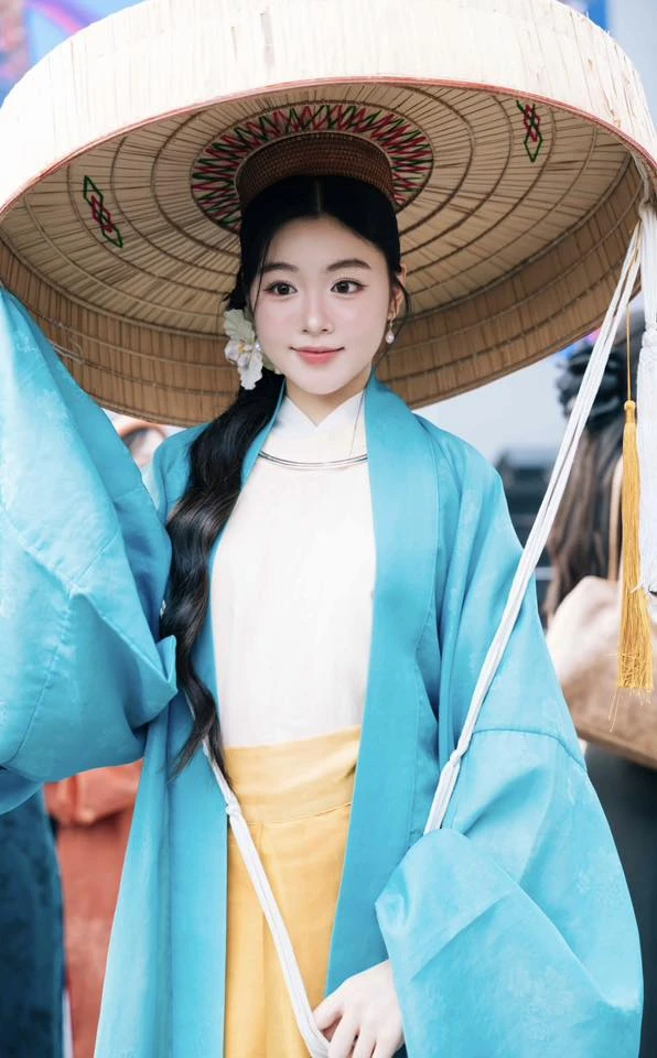 Khách Tây xếp hàng xem Lọ Lem chụp ảnh, về nước kể "ở Việt Nam cứ đi vài bước là gặp tiên nữ" Khách Tây xếp hàng xem Lọ Lem chụp ảnh, về nước kể "ở Việt Nam cứ đi vài bước là gặp tiên nữ"