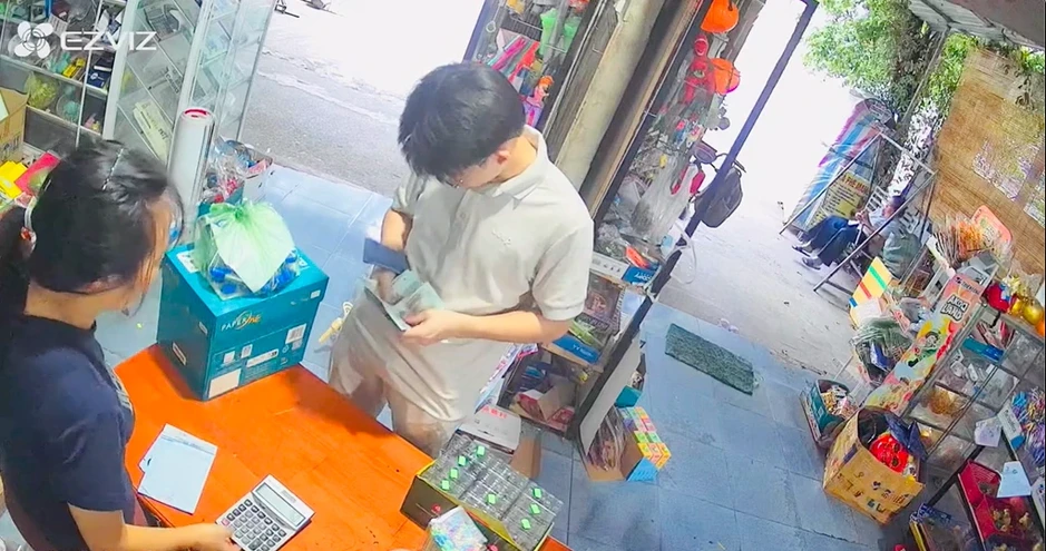 Khách Trung Quốc trả thừa hơn 7 triệu, chủ cửa hàng ở TP.HCM có hành động 'ghi điểm' Khách Trung Quốc trả thừa hơn 7 triệu, chủ cửa hàng ở TP.HCM có hành động 'ghi điểm'