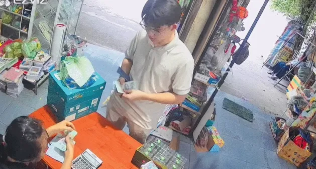 Khách Trung trả thừa gần 8 triệu đồng, hành động của chủ quán TPHCM gây sốt Khách Trung trả thừa gần 8 triệu đồng, hành động của chủ quán TPHCM gây sốt