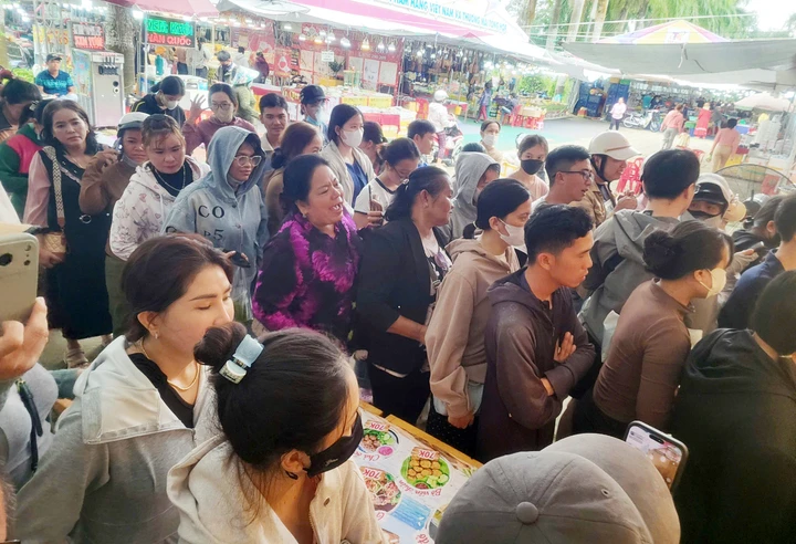 Khách xếp hàng dài mua gỏi Thái ở Cần Thơ Khách xếp hàng dài mua gỏi Thái ở Cần Thơ
