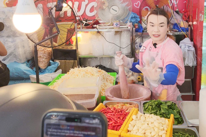 Khách xếp hàng dài mua gỏi Thái ở Cần Thơ Khách xếp hàng dài mua gỏi Thái ở Cần Thơ