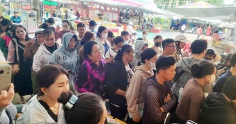 Khách xếp hàng dài mua gỏi Thái ở Cần Thơ