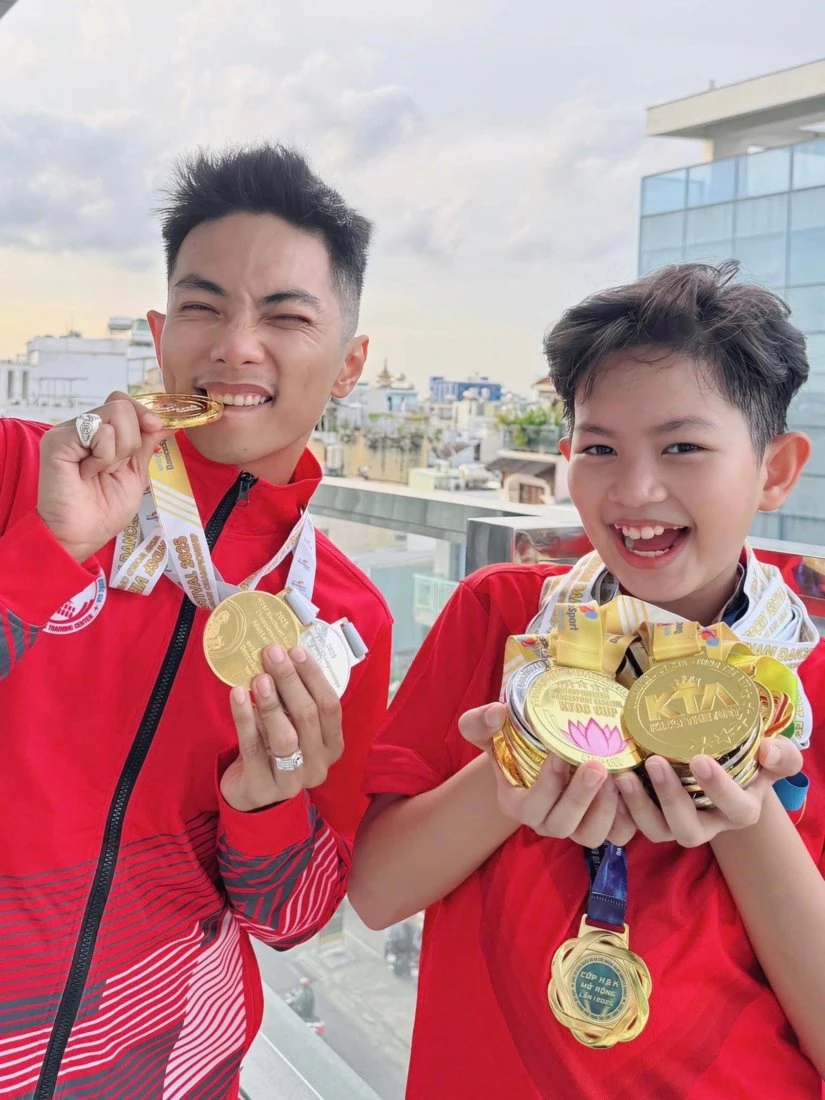Khánh Thi vỡ oà hạnh phúc khi Phan Hiển và con trai được Liên đoàn khiêu vũ thế giới vinh danh Khánh Thi vỡ oà hạnh phúc khi Phan Hiển và con trai được Liên đoàn khiêu vũ thế giới vinh danh