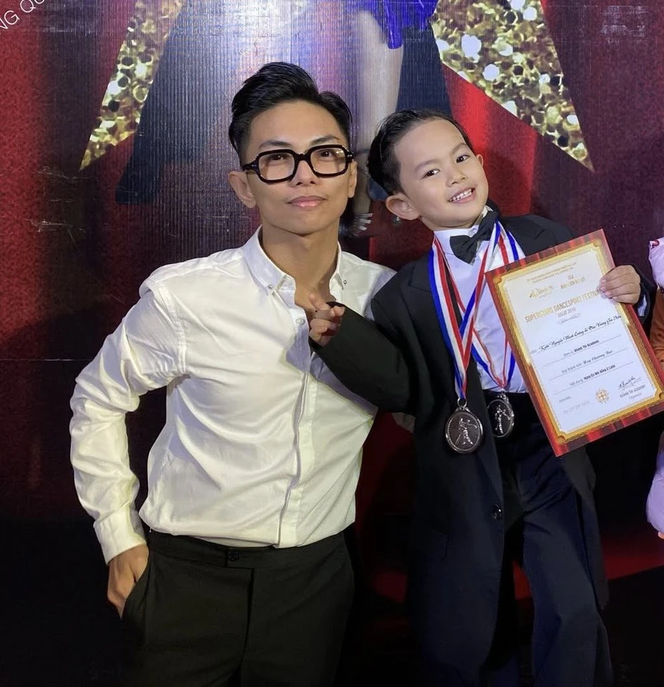 Khánh Thi vỡ oà hạnh phúc khi Phan Hiển và con trai được Liên đoàn khiêu vũ thế giới vinh danh Khánh Thi vỡ oà hạnh phúc khi Phan Hiển và con trai được Liên đoàn khiêu vũ thế giới vinh danh