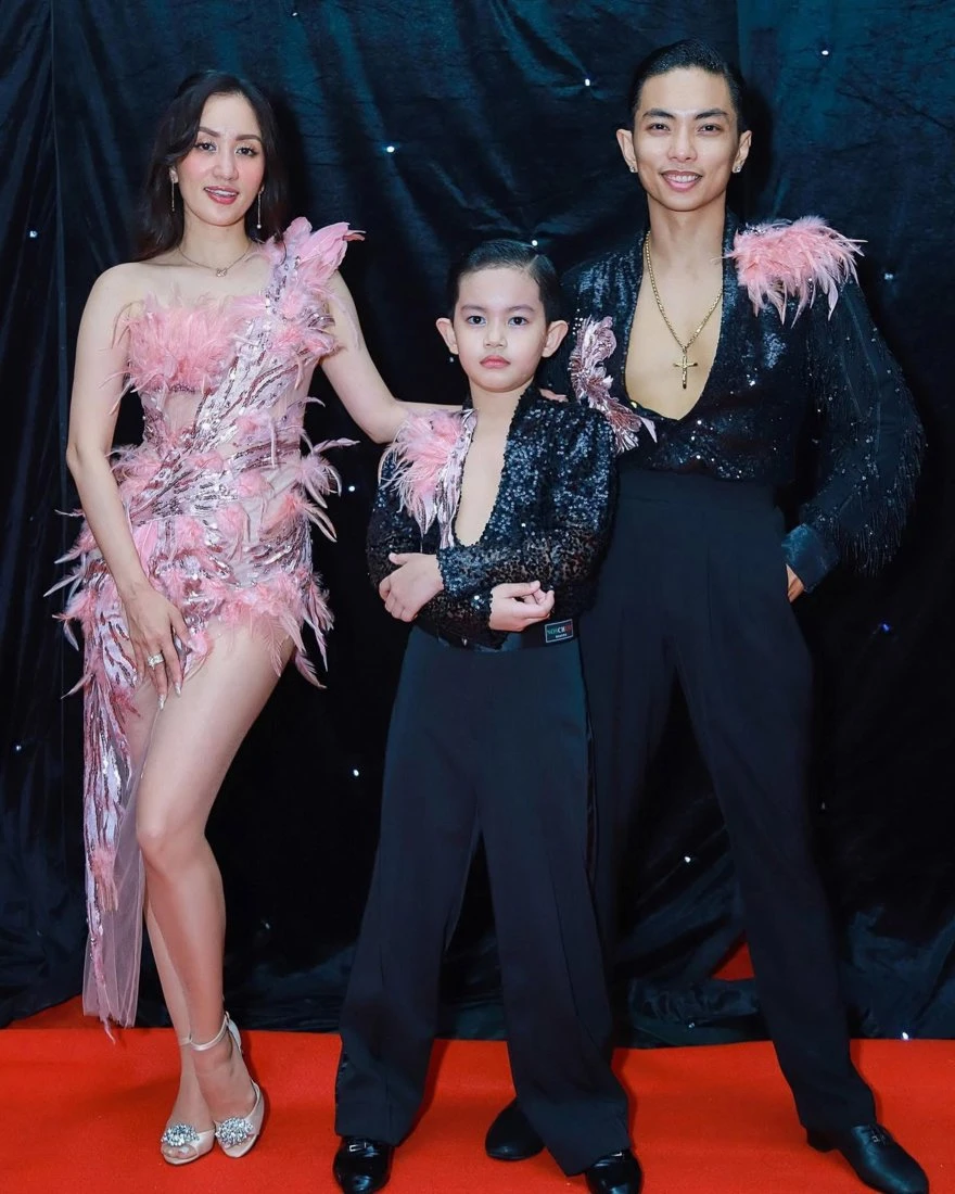 Khánh Thi vỡ oà hạnh phúc khi Phan Hiển và con trai được Liên đoàn khiêu vũ thế giới vinh danh Khánh Thi vỡ oà hạnh phúc khi Phan Hiển và con trai được Liên đoàn khiêu vũ thế giới vinh danh