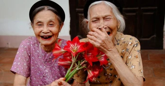 Khi cha mẹ bắt đầu lúc nhớ lúc quên và những dấu hiệu suy giảm thính lực