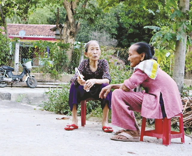 Khi cha mẹ bắt đầu "lúc nhớ lúc quên": Chuyện vừa xảy ra thì quên, chuyện nhiều năm trước lại kể vanh vách Khi cha mẹ bắt đầu "lúc nhớ lúc quên": Chuyện vừa xảy ra thì quên, chuyện nhiều năm trước lại kể vanh vách