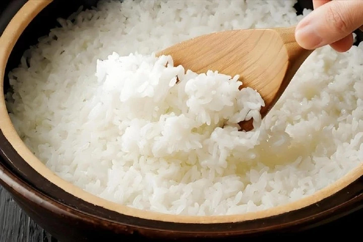 Khi nấu cơm, tại sao lại cho thêm giấm trắng và dầu ăn? Khi nấu cơm, tại sao lại cho thêm giấm trắng và dầu ăn?