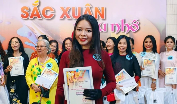 Khi tà áo dài trở thành ‘toan vẽ’ của nữ họa sĩ Khi tà áo dài trở thành ‘toan vẽ’ của nữ họa sĩ