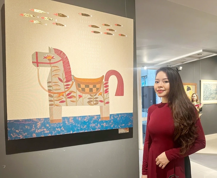 Khi tà áo dài trở thành ‘toan vẽ’ của nữ họa sĩ Khi tà áo dài trở thành ‘toan vẽ’ của nữ họa sĩ