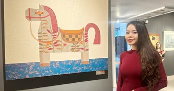 Khi tà áo dài trở thành ‘toan vẽ’ của nữ họa sĩ