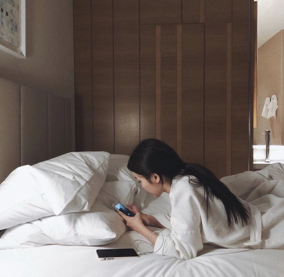 Khoảng 30 phút trước khi đi ngủ, bạn dễ tiêu tiền nhất: 3 việc nhiều người vẫn làm mỗi tối