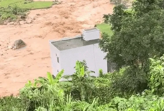 Khoảnh khắc căn nhà 2 tầng kiên cố sụp xuống suối ở Lai Châu Khoảnh khắc căn nhà 2 tầng kiên cố sụp xuống suối ở Lai Châu
