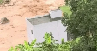Khoảnh khắc căn nhà 2 tầng kiên cố sụp xuống suối ở Lai Châu