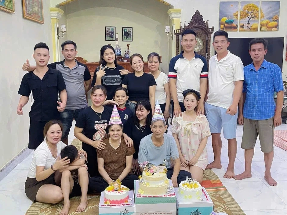 Khoảnh khắc chị gái 89 tuổi đến thăm em trai, cố dúi tiền tiêu vặt gây sốt Khoảnh khắc chị gái 89 tuổi đến thăm em trai, cố dúi tiền tiêu vặt gây sốt