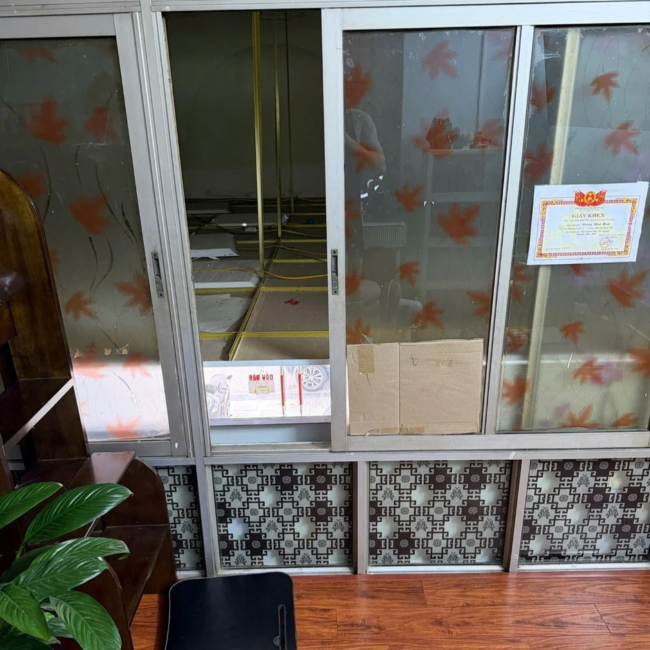 Khoảnh khắc em bé ở Quảng Ninh rơi xuyên qua trần thạch cao khi tìm đồ chơi Khoảnh khắc em bé ở Quảng Ninh rơi xuyên qua trần thạch cao khi tìm đồ chơi