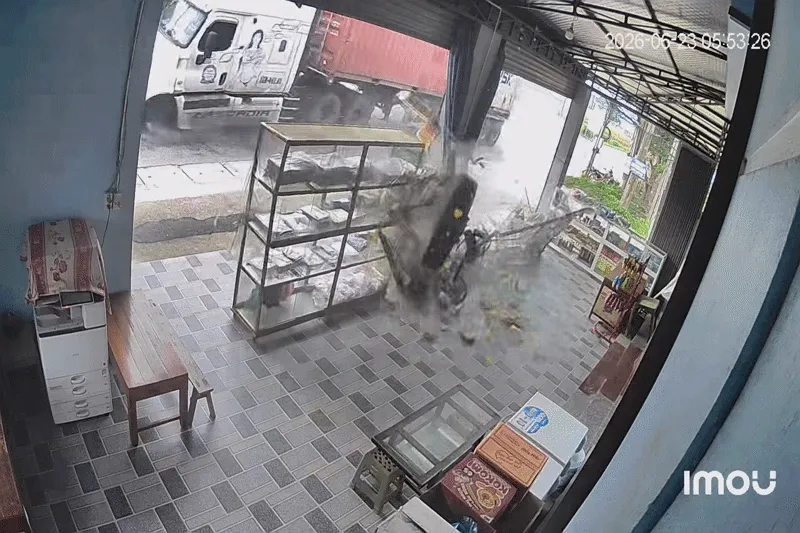Khoảnh khắc lốp xe container lăn vào nhà, người phụ nữ ở Phú Thọ thoát chết Khoảnh khắc lốp xe container lăn vào nhà, người phụ nữ ở Phú Thọ thoát chết