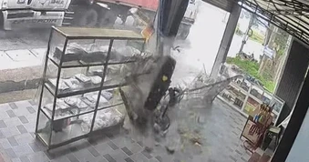 Khoảnh khắc lốp xe container lăn vào nhà, người phụ nữ ở Phú Thọ thoát chết