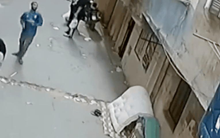 Khoảnh khắc người đàn ông cứu đứa trẻ rơi từ ban công gây thót tim Khoảnh khắc người đàn ông cứu đứa trẻ rơi từ ban công gây thót tim