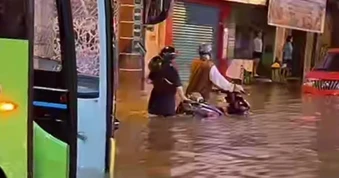 Khoảnh khắc nước ngập tràn vào xe buýt, ô tô như bơi giữa đường ở TPHCM