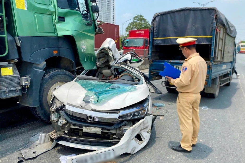 Khoảnh khắc tài xế thoát chết thần kỳ, bước ra khỏi ô tô bẹp dúm ở Hà Nội Khoảnh khắc tài xế thoát chết thần kỳ, bước ra khỏi ô tô bẹp dúm ở Hà Nội