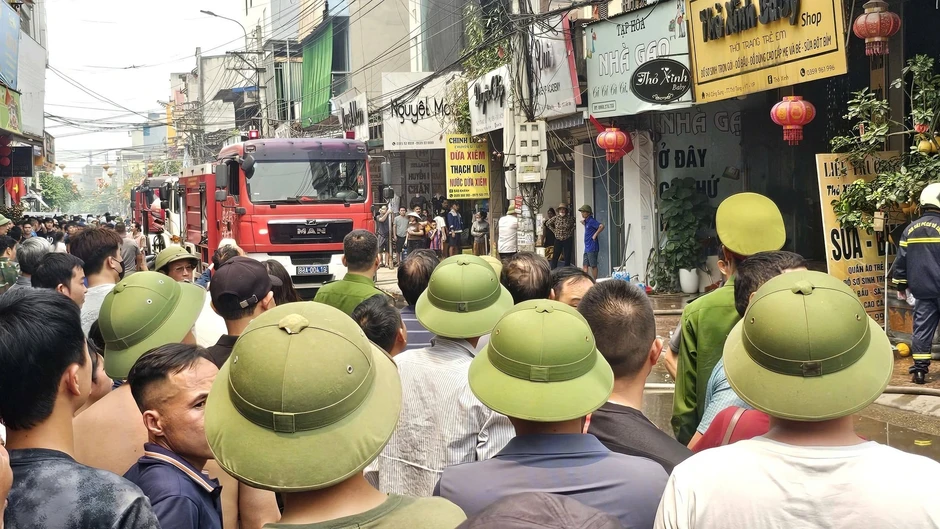 Khoảnh khắc xúc động người dân dùng nón quạt cho chiến sĩ sau đám cháy Khoảnh khắc xúc động người dân dùng nón quạt cho chiến sĩ sau đám cháy