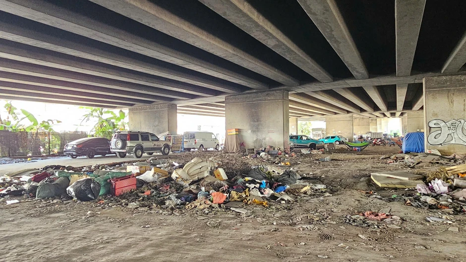 Khói đen kịt bốc cao, mùi nồng nặc từ đốt rác dưới chân cầu Phú Mỹ Khói đen kịt bốc cao, mùi nồng nặc từ đốt rác dưới chân cầu Phú Mỹ