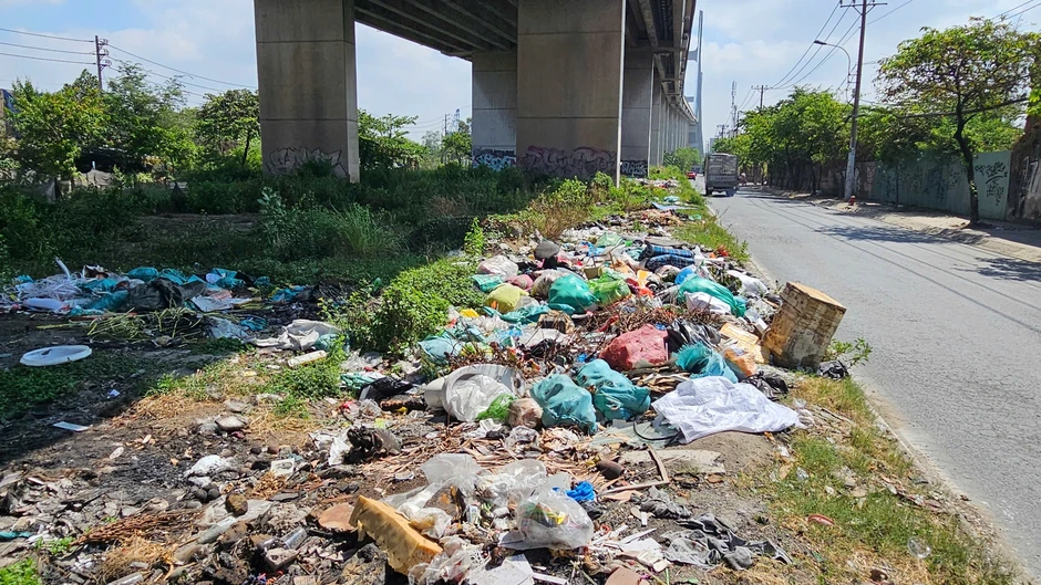 Khói đen kịt bốc cao, mùi nồng nặc từ đốt rác dưới chân cầu Phú Mỹ Khói đen kịt bốc cao, mùi nồng nặc từ đốt rác dưới chân cầu Phú Mỹ