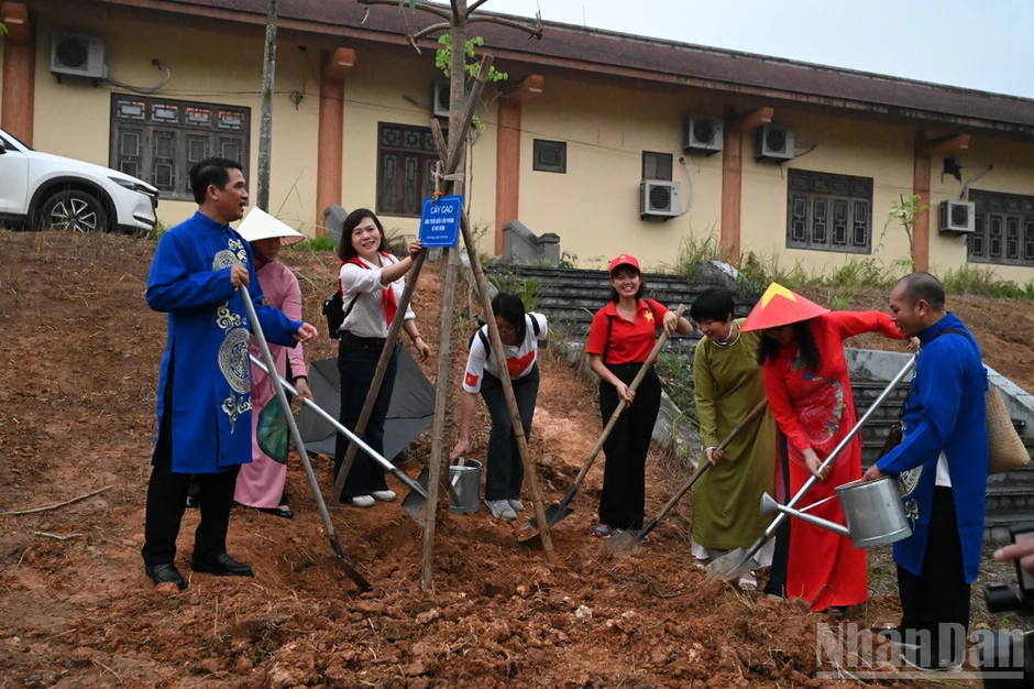 Khởi động dự án “Cung đường hoa gạo thắp sáng Đền Hùng” Khởi động dự án “Cung đường hoa gạo thắp sáng Đền Hùng”