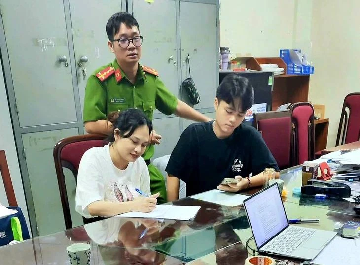 Khối tài sản "khủng" của Ngô Thị Thêu - vợ Mr Hunter: 45 bất động sản, 143 miếng vàng và dàn xe đồ sộ Mercedes G63, Lamborghini, Lexus, Porsche Khối tài sản "khủng" của Ngô Thị Thêu - vợ Mr Hunter: 45 bất động sản, 143 miếng vàng và dàn xe đồ sộ Mercedes G63, Lamborghini, Lexus, Porsche