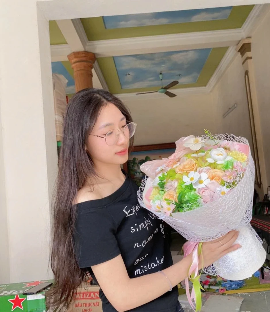 'Không hoa tay' nhưng vẫn cắm hoa, yêu đời 'Không hoa tay' nhưng vẫn cắm hoa, yêu đời