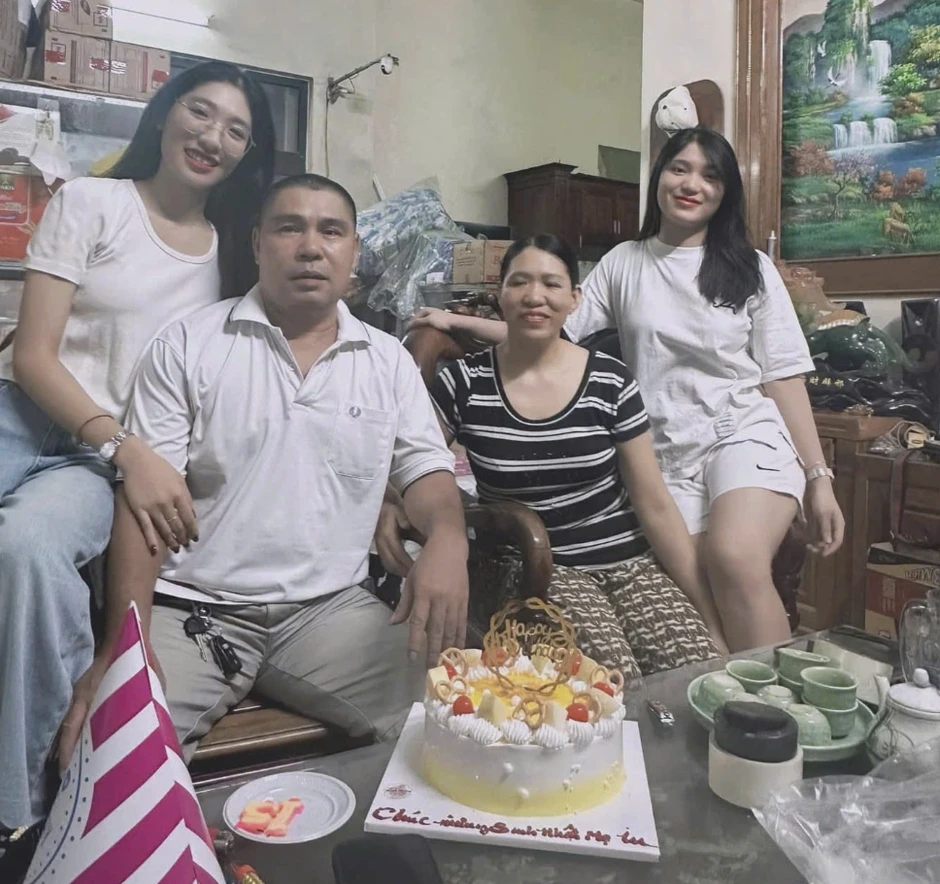 'Không hoa tay' nhưng vẫn cắm hoa, yêu đời 'Không hoa tay' nhưng vẫn cắm hoa, yêu đời