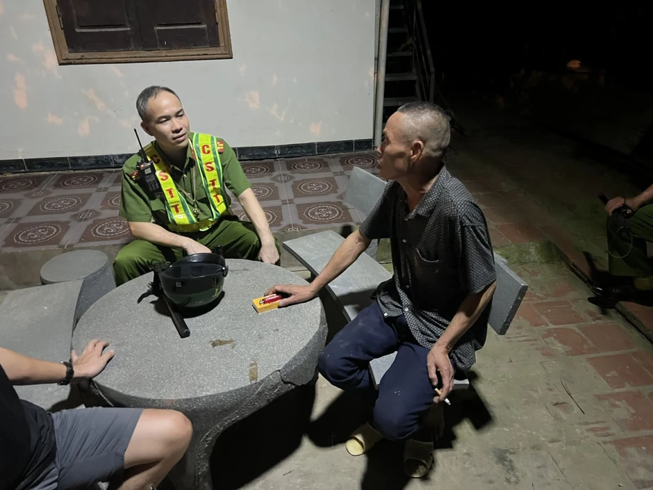 Không tìm được việc, người đàn ông đi bộ từ Hà Nội về Lào Cai: Hoàn cảnh gia đình khó khăn Không tìm được việc, người đàn ông đi bộ từ Hà Nội về Lào Cai: Hoàn cảnh gia đình khó khăn