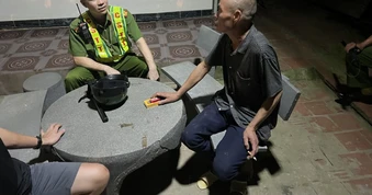 Không tìm được việc, người đàn ông đi bộ từ Hà Nội về Lào Cai: Hoàn cảnh gia đình khó khăn