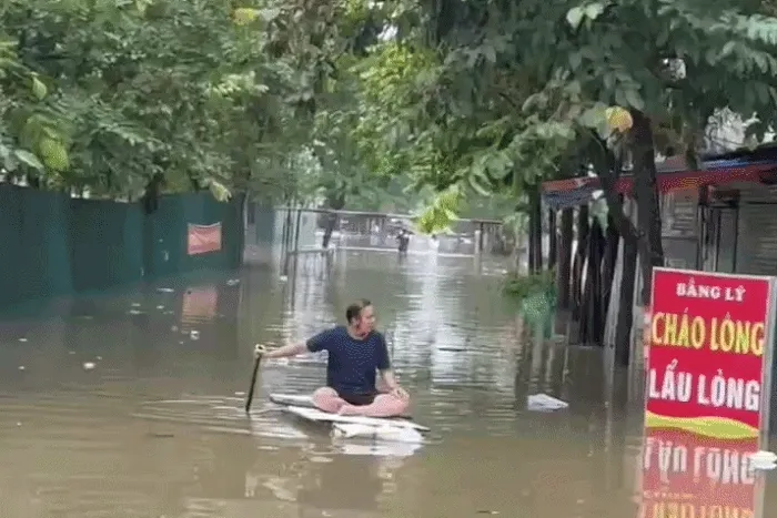 Khu biệt thự ở Hà Nội thành ốc đảo, người dân bơi bè tự chế Khu biệt thự ở Hà Nội thành ốc đảo, người dân bơi bè tự chế