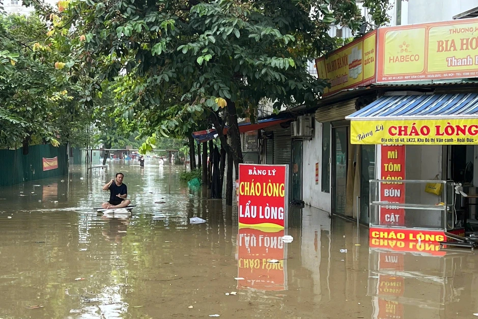Khu biệt thự ở Hà Nội thành ốc đảo, người dân bơi bè tự chế Khu biệt thự ở Hà Nội thành ốc đảo, người dân bơi bè tự chế