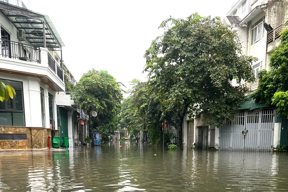 Khu biệt thự ở Hà Nội thành ốc đảo, người dân bơi bè tự chế Khu biệt thự ở Hà Nội thành ốc đảo, người dân bơi bè tự chế