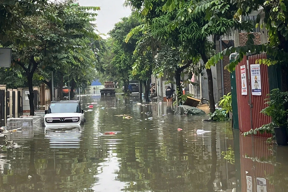 Khu biệt thự ở Hà Nội thành ốc đảo, người dân bơi bè tự chế Khu biệt thự ở Hà Nội thành ốc đảo, người dân bơi bè tự chế