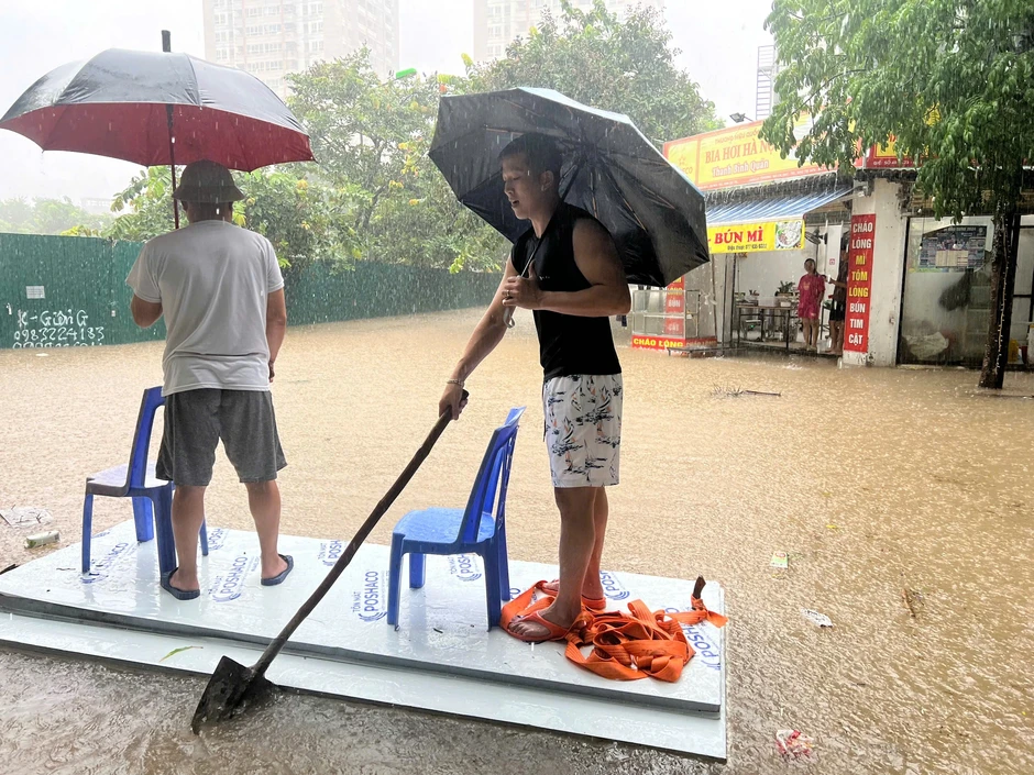 Khu biệt thự ở Hà Nội thành ốc đảo, người dân bơi bè tự chế Khu biệt thự ở Hà Nội thành ốc đảo, người dân bơi bè tự chế