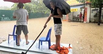 Khu biệt thự ở Hà Nội thành ốc đảo, người dân bơi bè tự chế