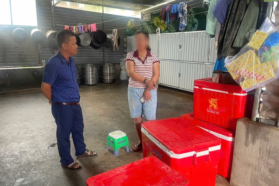 Kiểm tra cơ sở nấu tiệc tân gia có dòi xuất hiện trong thịt gà Kiểm tra cơ sở nấu tiệc tân gia có dòi xuất hiện trong thịt gà