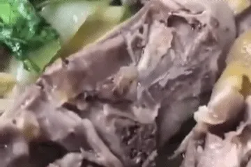 Kiểm tra cơ sở nấu tiệc tân gia có dòi xuất hiện trong thịt gà Kiểm tra cơ sở nấu tiệc tân gia có dòi xuất hiện trong thịt gà